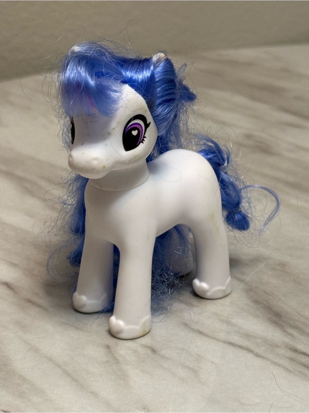 Zuru Sparkle Girlz white unicorn pony figure featuring brushable blue hair